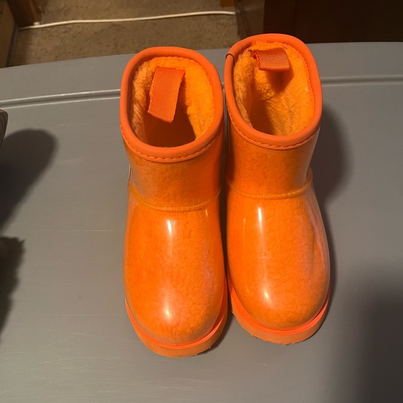 UGGS - Picture 2 of 3